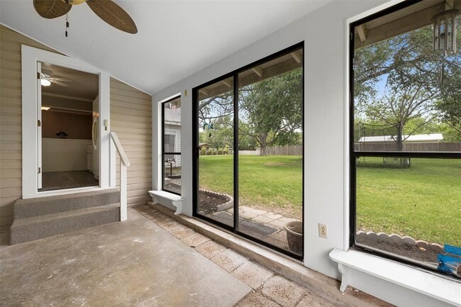 Building Photo - 500 W Austin St