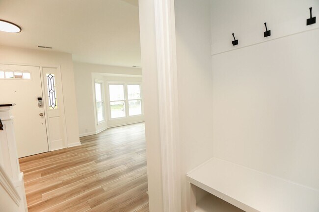 Building Photo - Beautifully renovated 3 bed 2.5 bath home ...