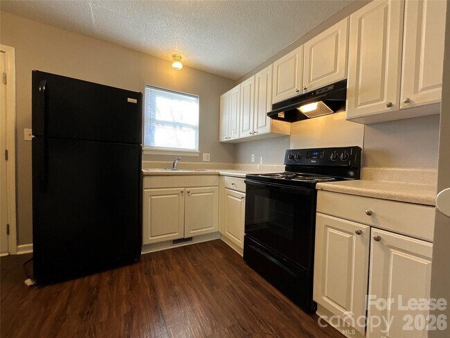 Building Photo - 1520 N Main Ave