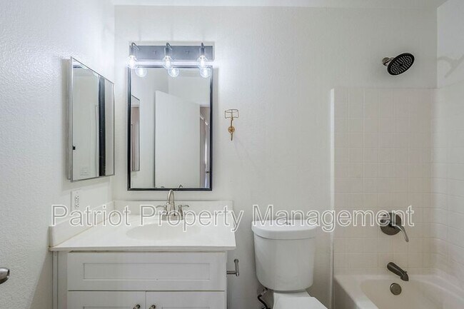Building Photo - 2530 E Camellia Dr