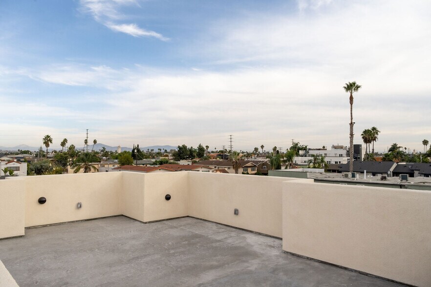 Private rooftop deck for unit 4774- measuring 450 sq ft - 4774 Bancroft St