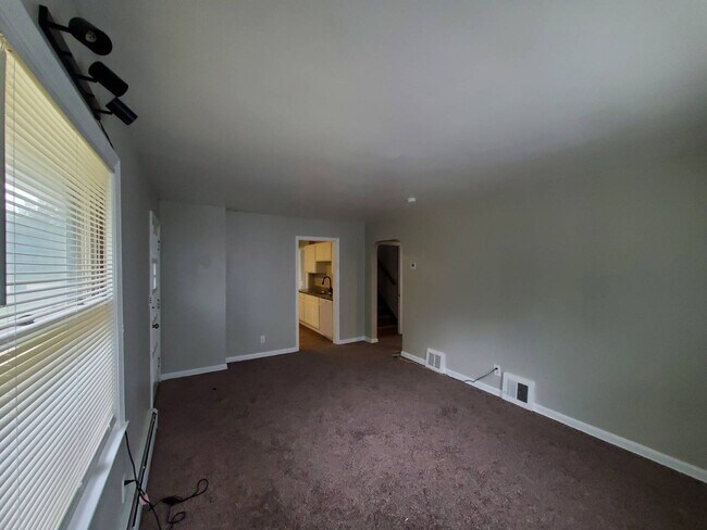 Building Photo - Charming 4-Bedroom Property in Prime Location