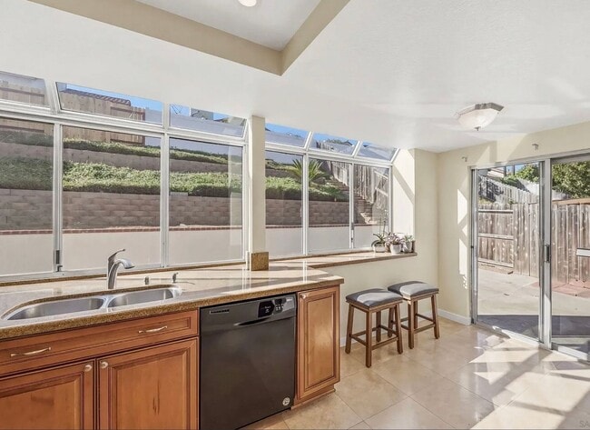 Building Photo - Stunning 4br/3 bath in Quiet Oceanside neighborhood