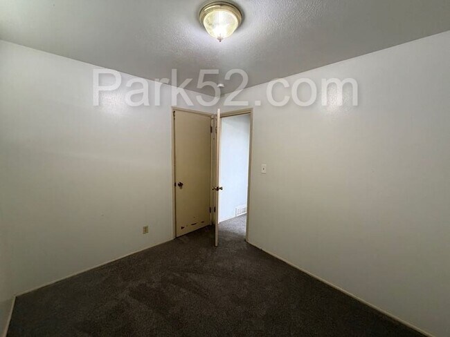 Building Photo - 602 N Huson St