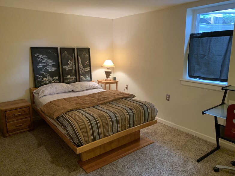 Big bedroom - 6915 Yates St