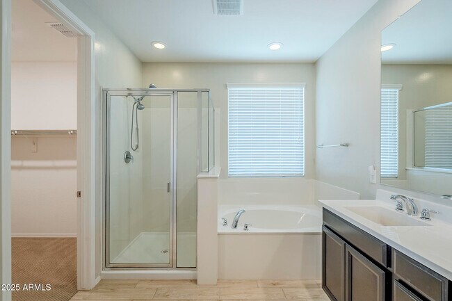 Building Photo - 9910 E Theia Dr