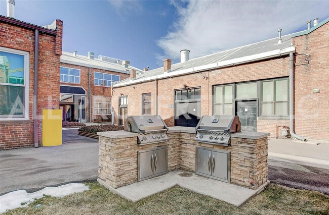 Building Photo - 3377 Blake St