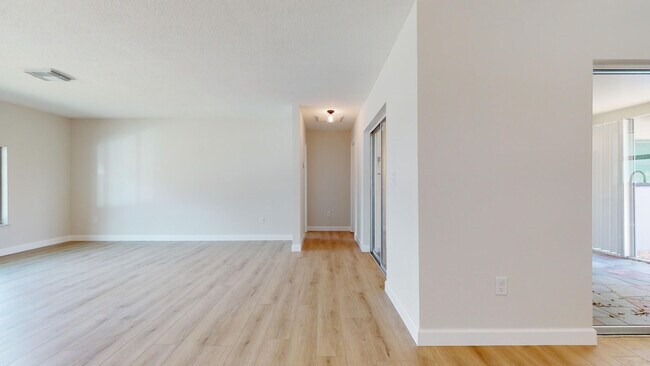 Building Photo - 4003 S Indian River Dr