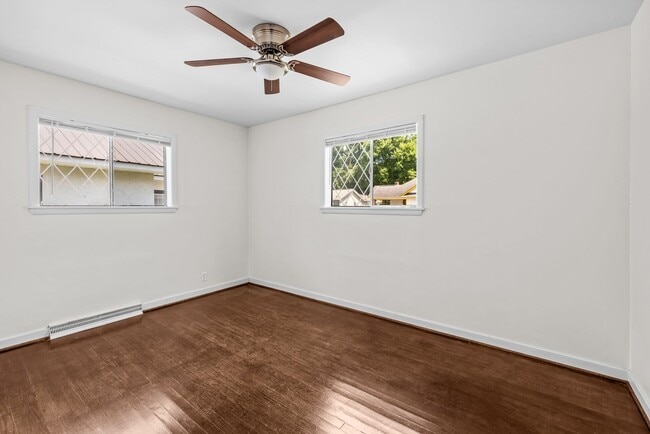Building Photo - Charming 4 Bedroom 2 Bathroom Home
