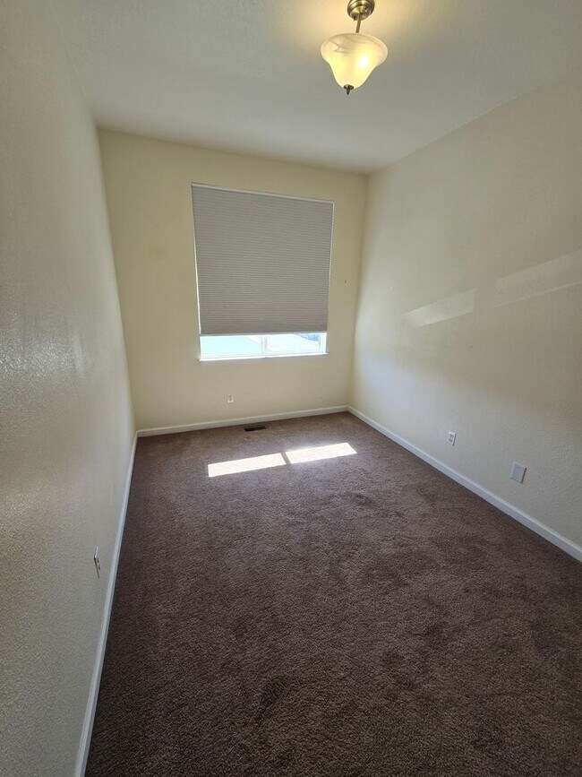 Building Photo - Spacious Townhome with Oversized 2-Car Gar...