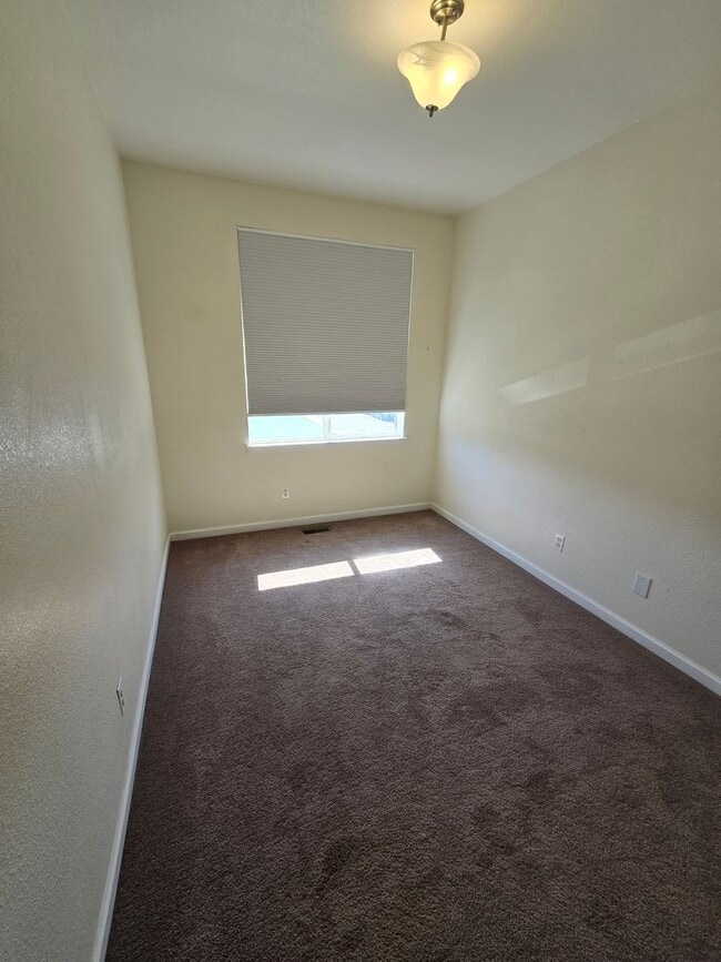 Building Photo - Updated Townhome w/ Oversized  2-car garag...