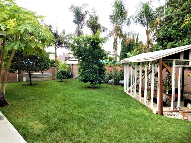 Building Photo - 1441 N Naomi St