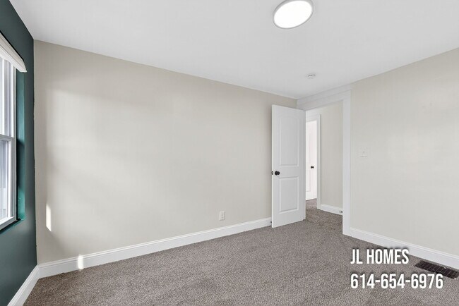 Building Photo - 512 Larcomb Ave