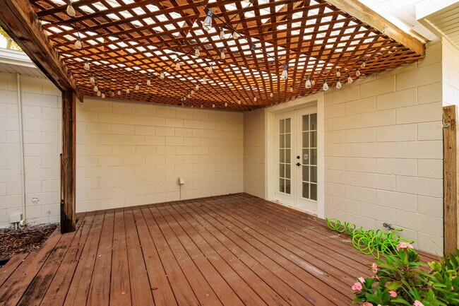 Building Photo - Charming single-family home nestled in des...