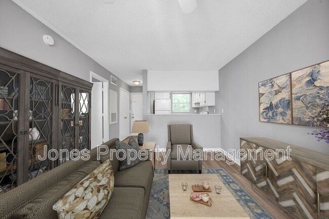 Building Photo - 303 Country Club Dr NE