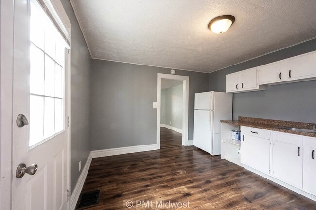 Building Photo - Charming 2 Bed Duplex in Indianapolis with Spacious Layout and Prime Location!