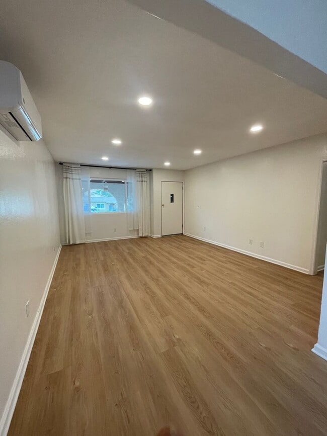 Building Photo - Beautifully Upgraded 3bed 2 bath Front House