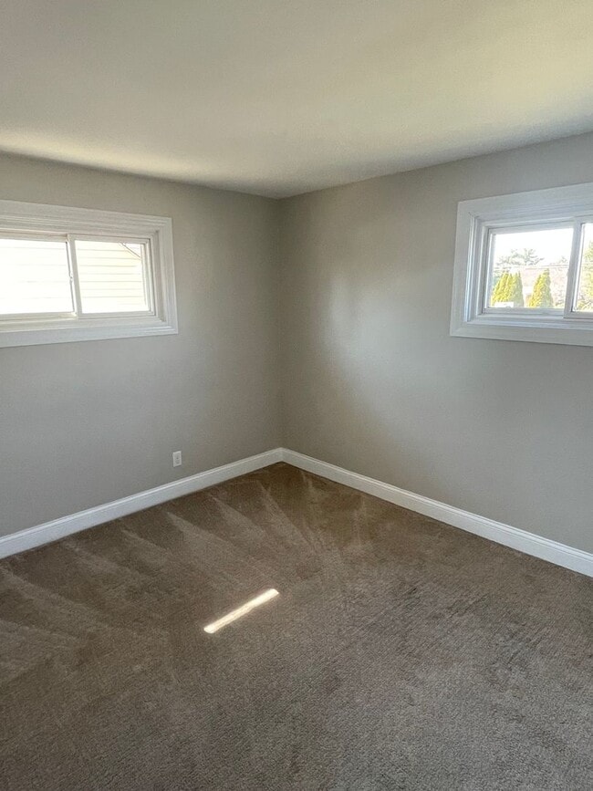 Building Photo - 4 bedroom 1 bath house