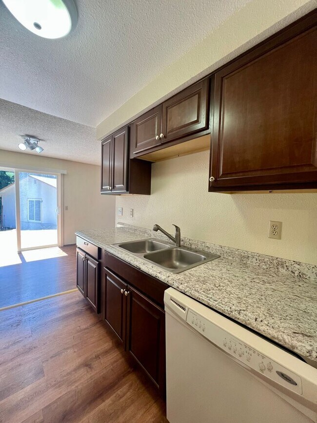 Building Photo - Well Maintained 2BD Duplex - Water Included