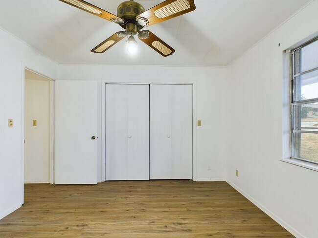 Building Photo - 100 NW Hills Dr