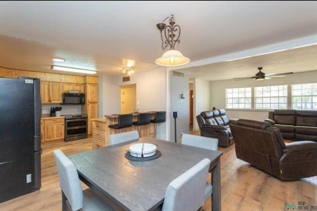 Building Photo - 1403 W Bonita Dr