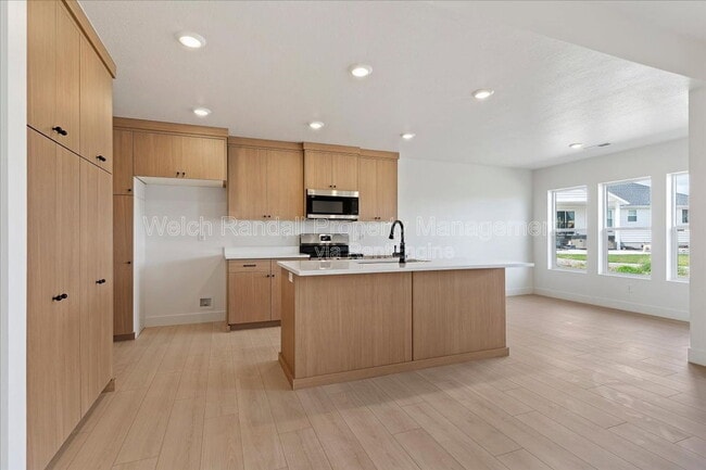 Building Photo - 837 E 3rd N