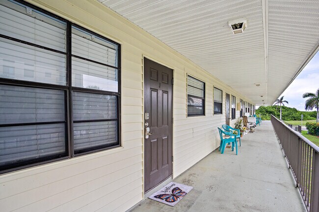 Building Photo - 715 S Ocean Dr