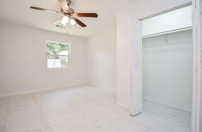 Building Photo - 9806 Larston St