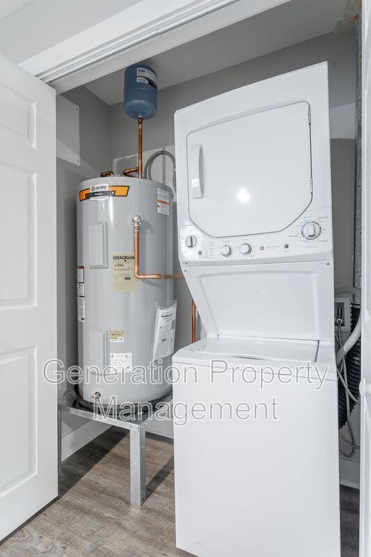 Building Photo - 5 Meadowbrook Dr W