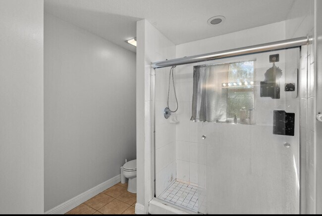 Building Photo - 5856 SE Inez Ave