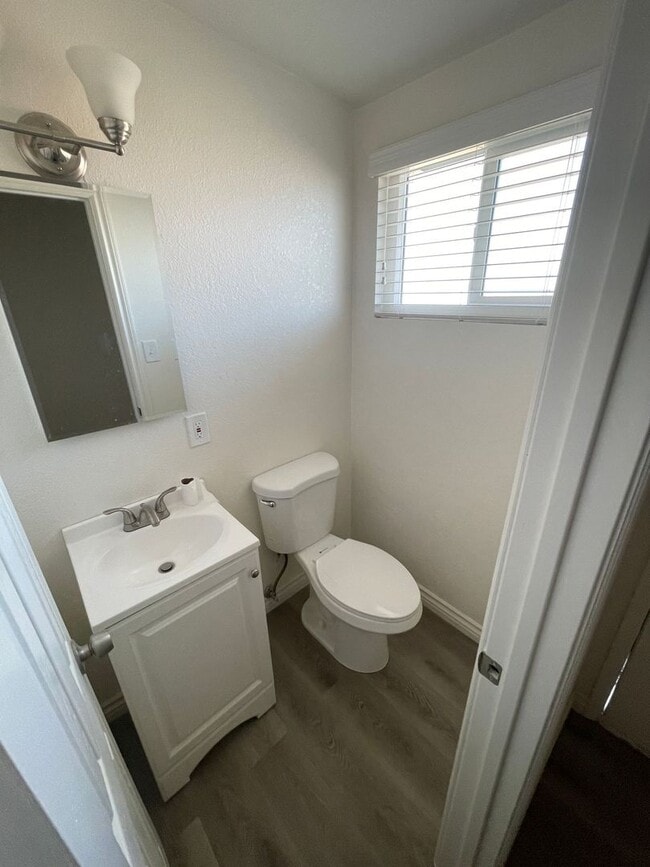 Building Photo - 3 BEDROOM HESPERIA HOME