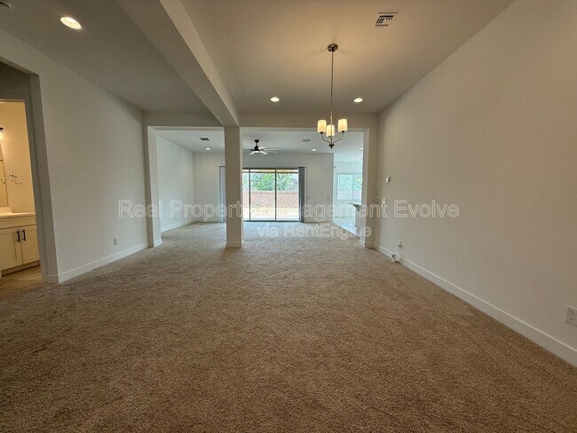 Building Photo - 8723 W Vista Ave