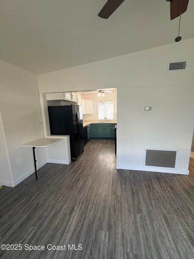 Building Photo - 1217 Pinewood Dr