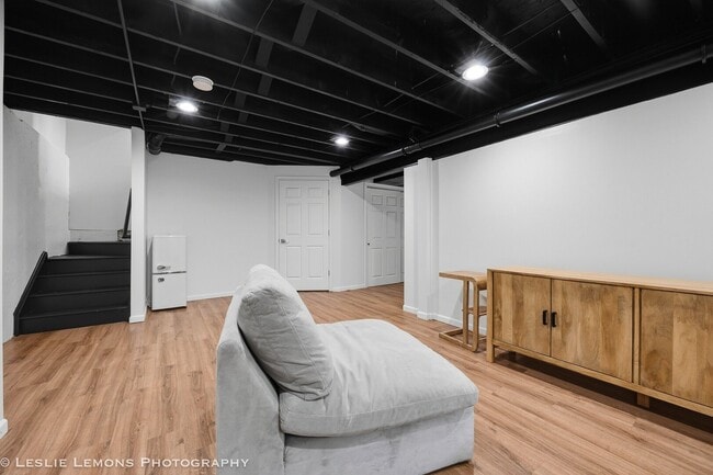 Building Photo - 6816 Twin Falls Dr