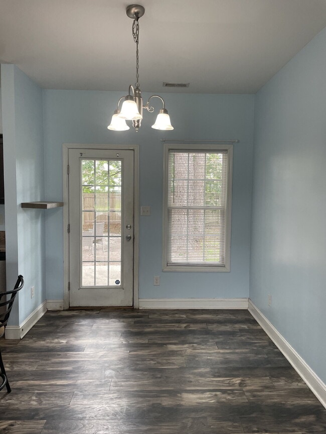 Building Photo - Pet Friendly Three Bedroom Two Full Bathro...