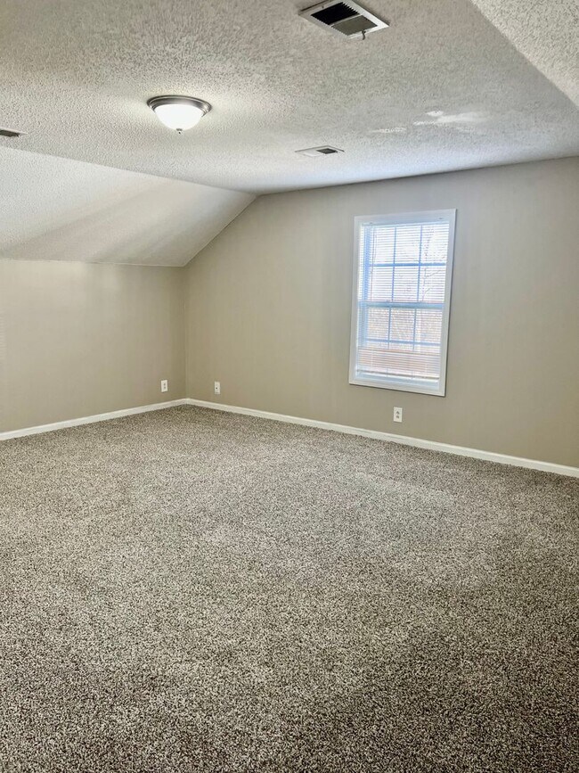 Building Photo - Newly Renovated Home Off Trenton Rd!