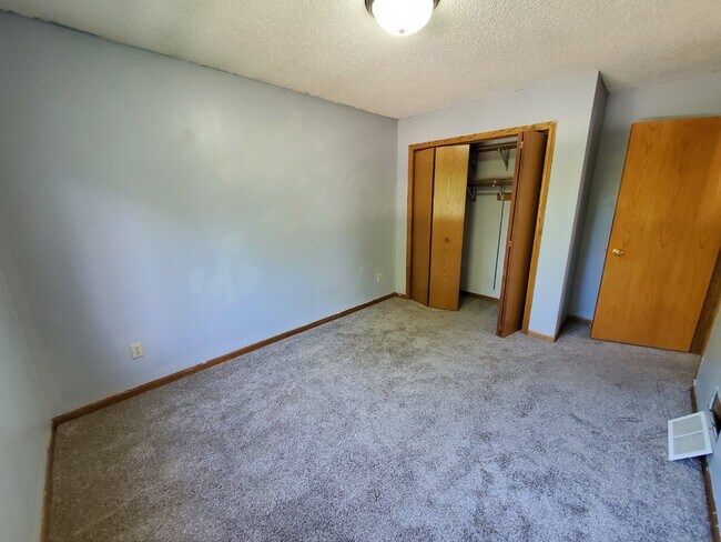 Building Photo - Gopher Nation Check out this 5 bedroom house with TWO massive living rooms