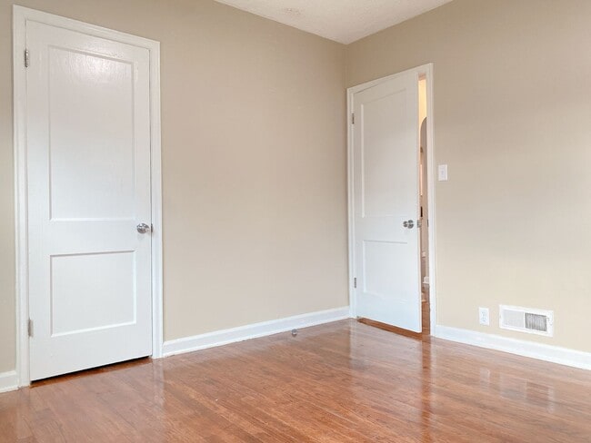 Building Photo - Beautifully updated 5 bed 2 bath house $2200