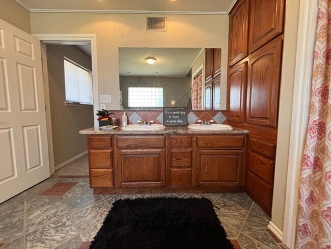 Building Photo - 107 NE 6th St