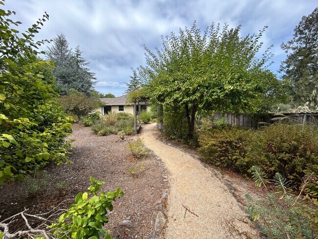Building Photo - 8280 Oakmont Dr