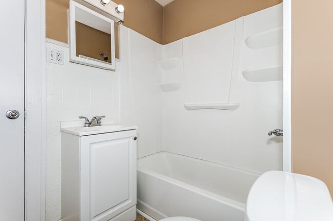 Building Photo - Large Bungalow in Sunnyside Neighborhood!