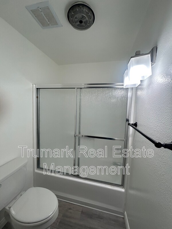 Building Photo - 1122 E Elk Ave