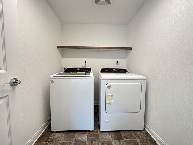 Building Photo - Robindale & Westwind