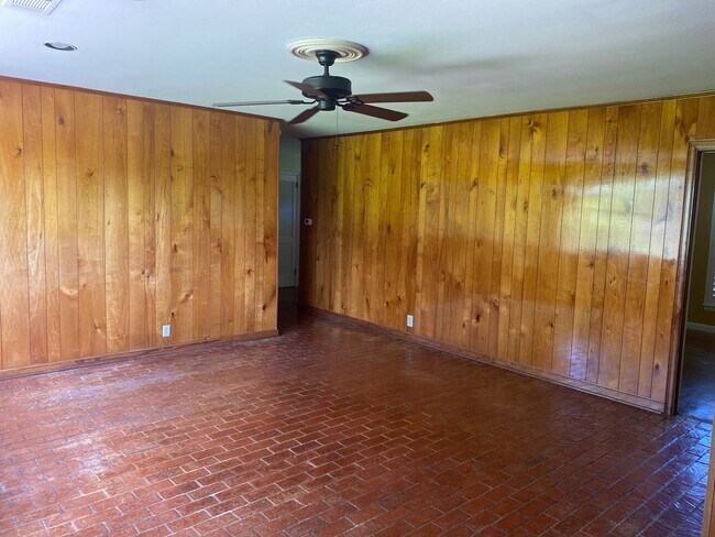 Building Photo - 866 W Lakeview Dr
