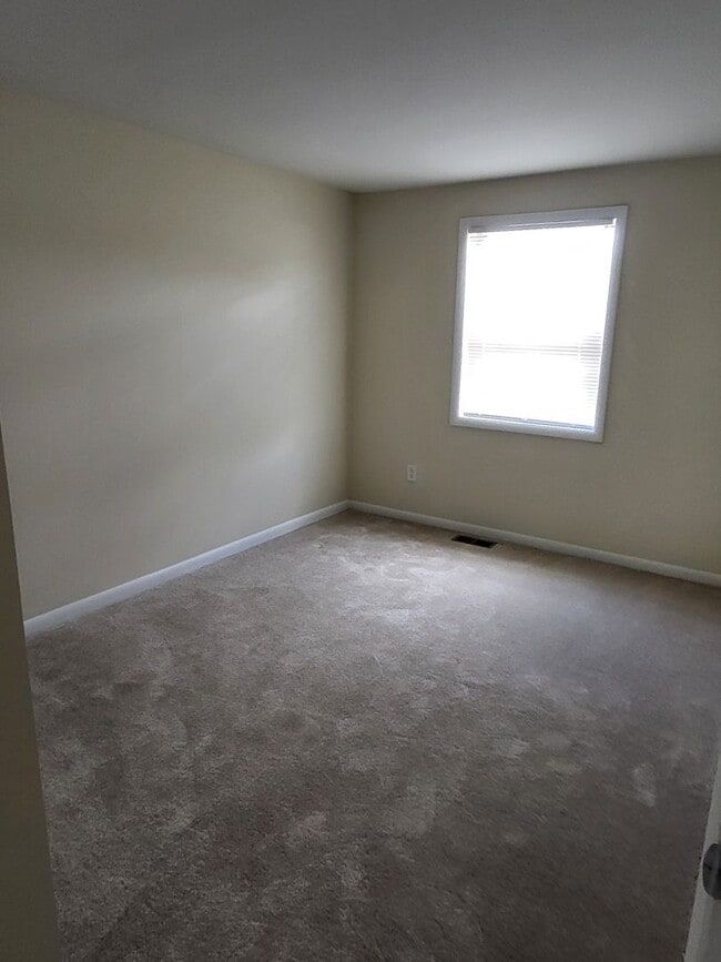 Building Photo - RARE 3-Bed Townhome in Fox Ridge Manor!