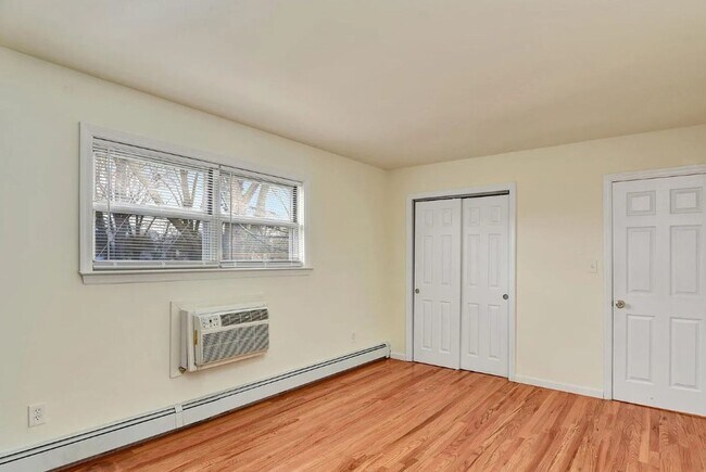 Building Photo - Renovated Apartment Available