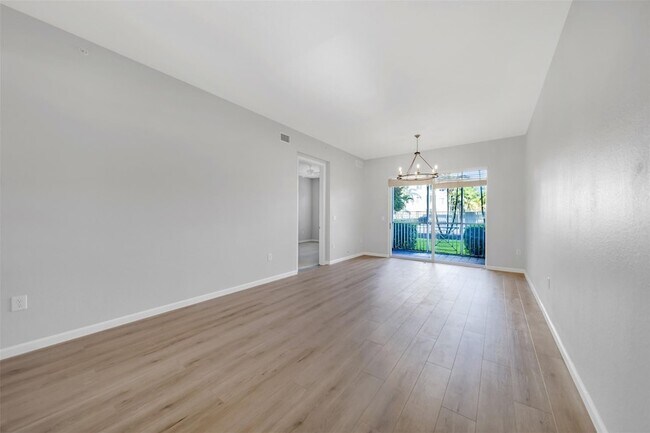 Building Photo - 3500 Oaks Clubhouse Dr