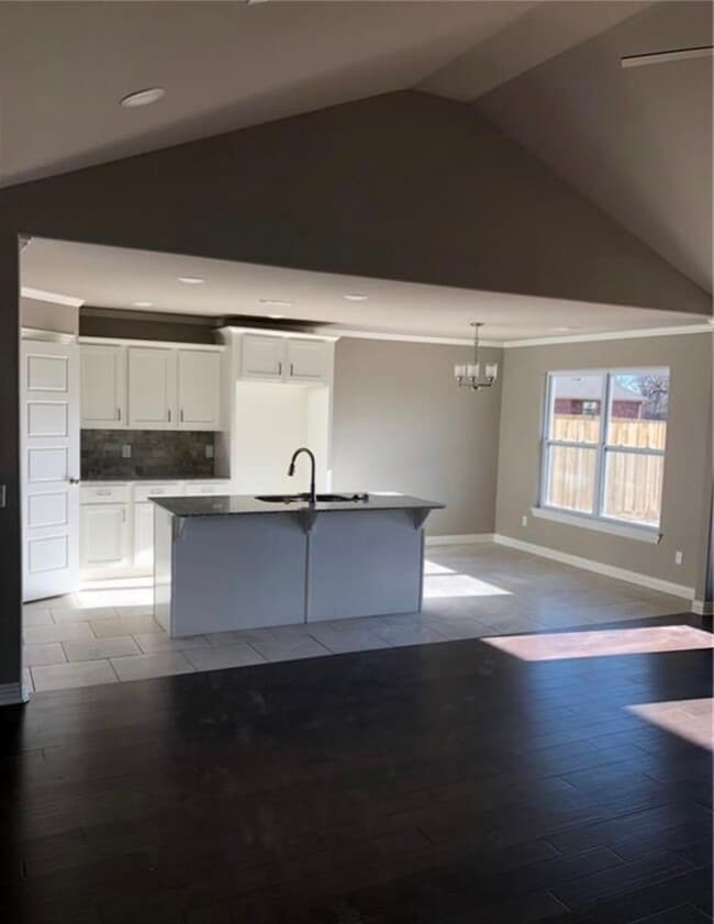 Building Photo - 746 Roselawn St