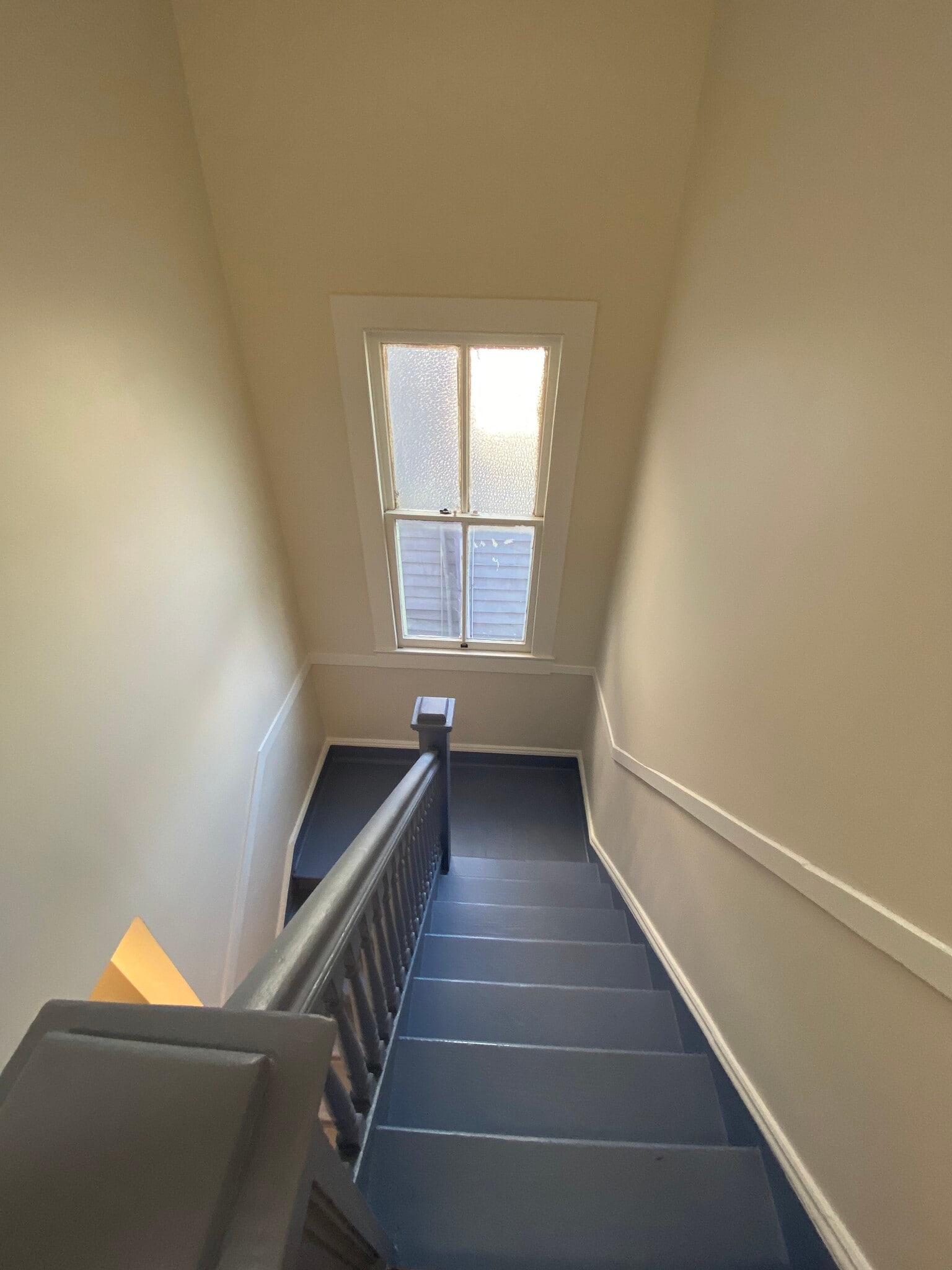 Private stairway entry - 1414 Thalia St