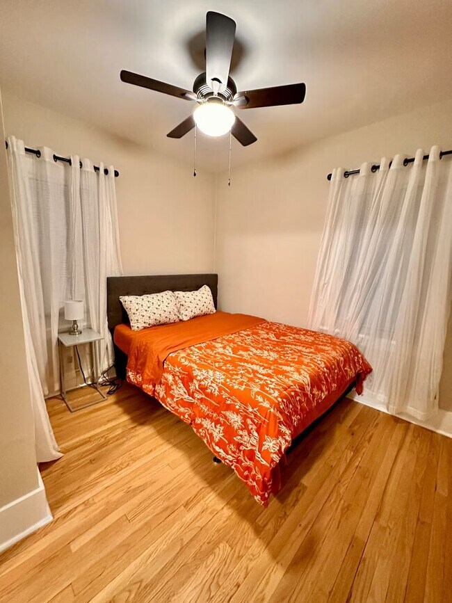 Building Photo - Spacious 5 Bedroom Available